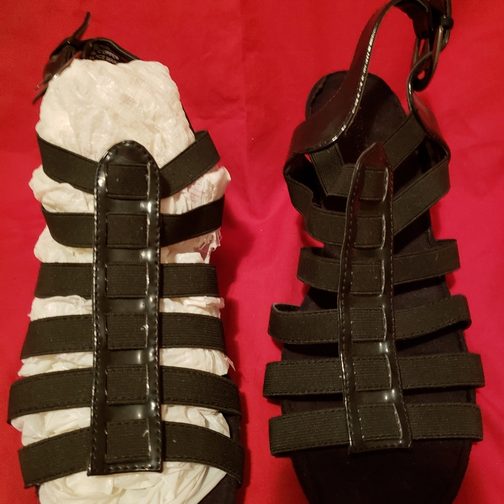 SIZE 9.5 BLACK AEROSOLES STRAPPY SANDALS